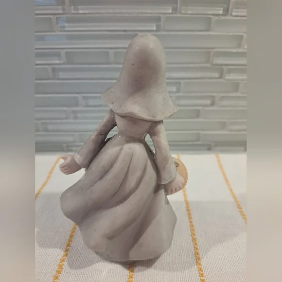 Bowling Nun Figurine with Rosary and Gray and White Habit, Bisque Ceramic - Picture 2 of 4